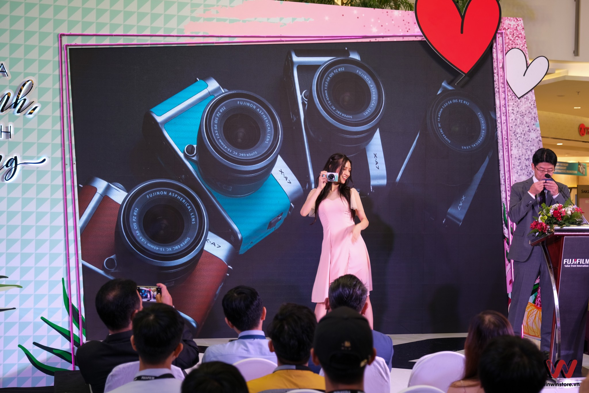 Fujifair 2019: "smart camera" X-A7, Instax mini liplay chính thức