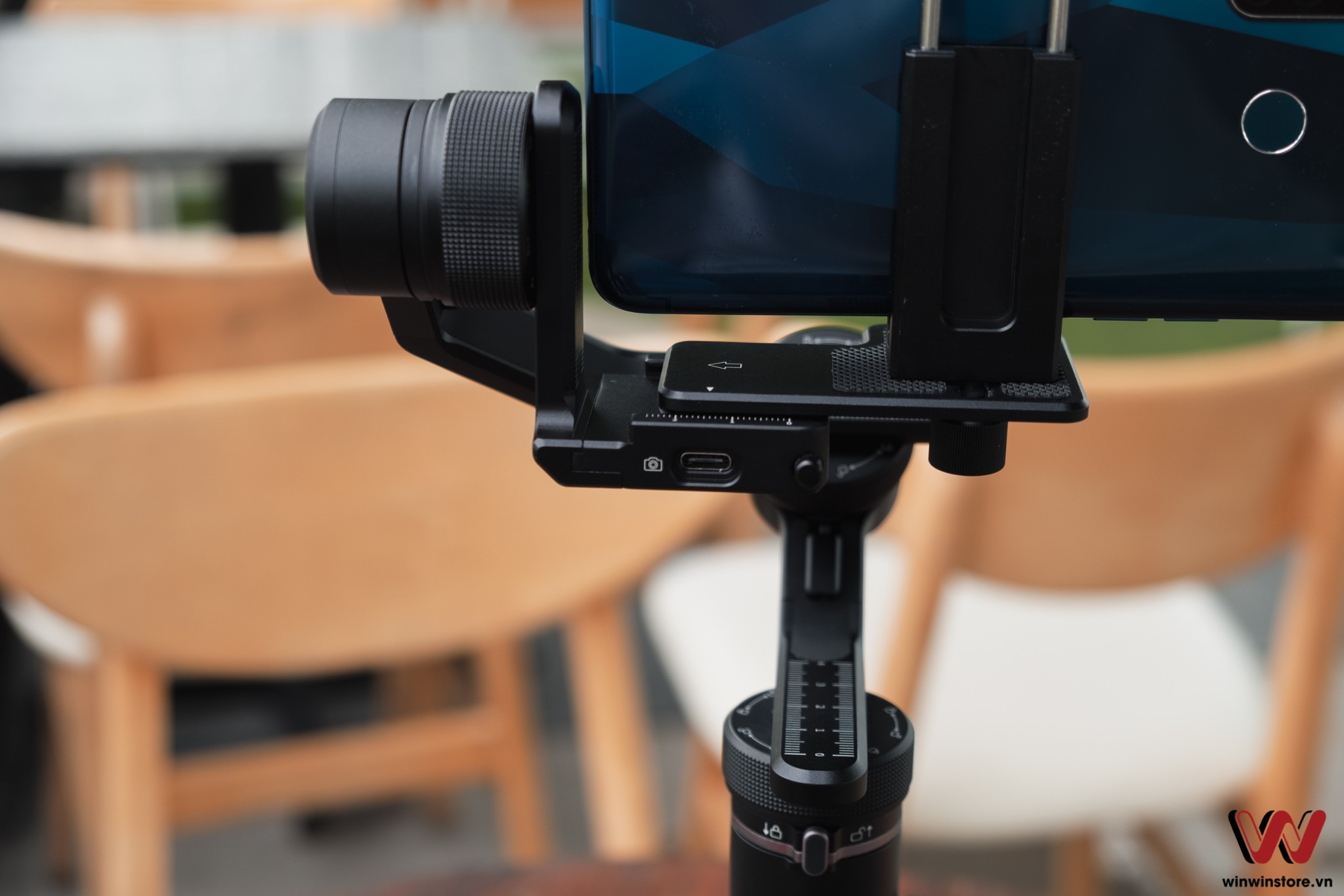 Trên tay gimbal FeiyuTech G6 Max: Nhỏ gọn và đa năng dùng được cho máy ảnh và điện thoại