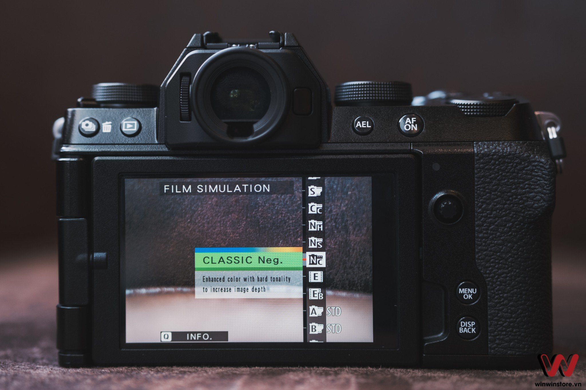 Trên tay Fujifilm X-S10: chống rung thân máy quá đã, hoàn thiện cao cấp