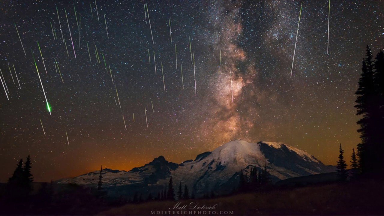 Bức ảnh chụp khoảnh khắc mưa sao băng Perseid và dải ngân hà trên bầu trời núi Rainier - Mỹ đẹp mắt