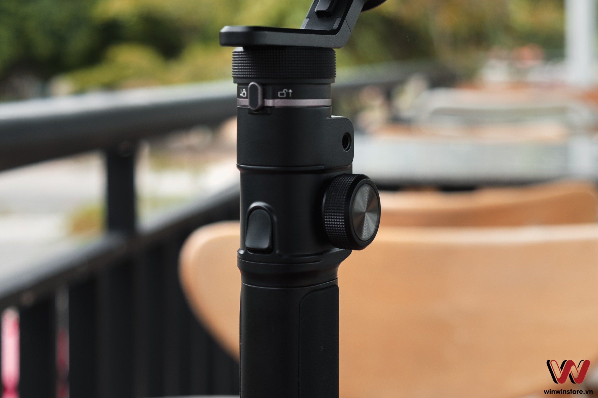 Trên tay gimbal FeiyuTech G6 Max: Nhỏ gọn và đa năng dùng được cho máy ảnh và điện thoại