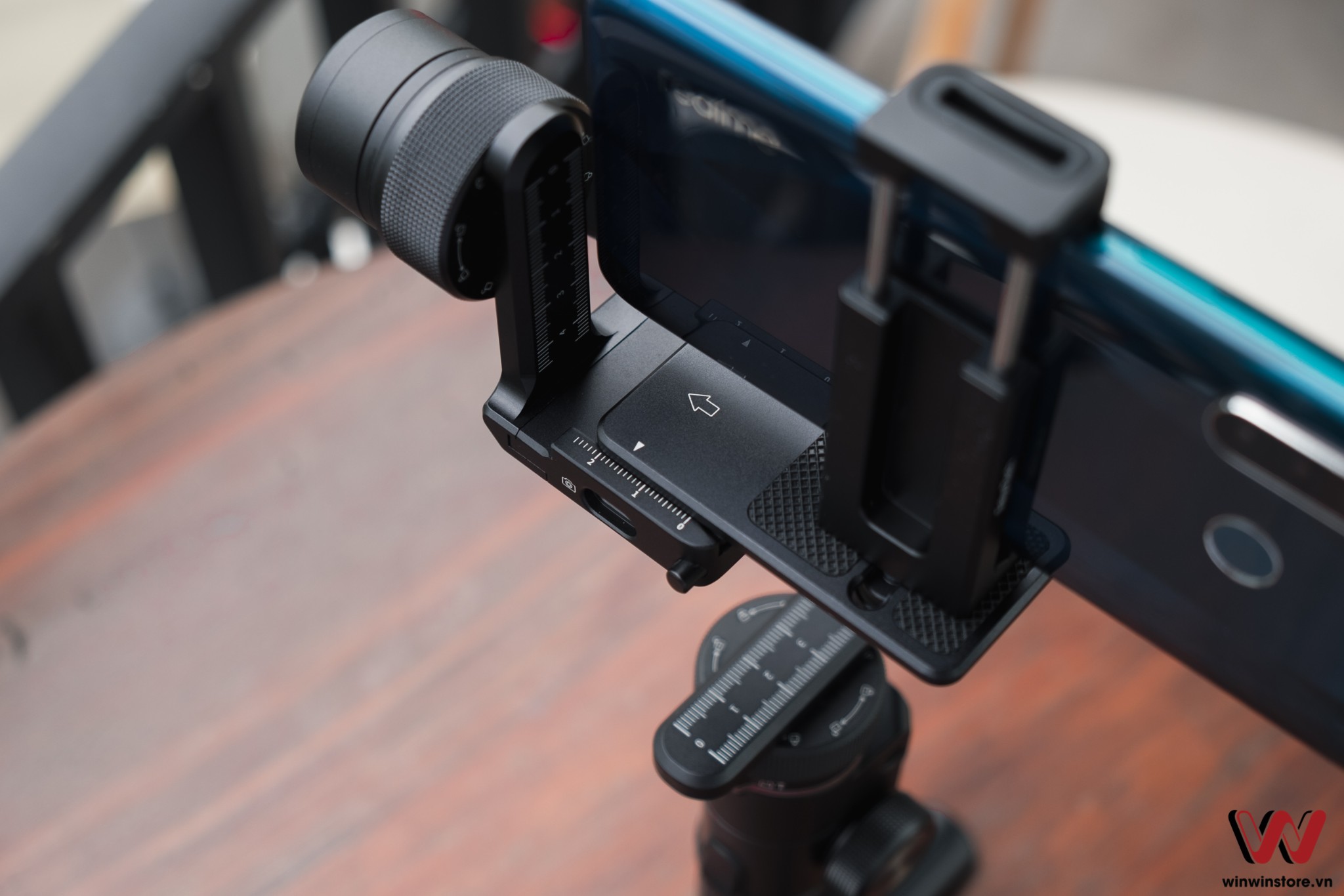 Trên tay gimbal FeiyuTech G6 Max: Nhỏ gọn và đa năng dùng được cho máy ảnh và điện thoại