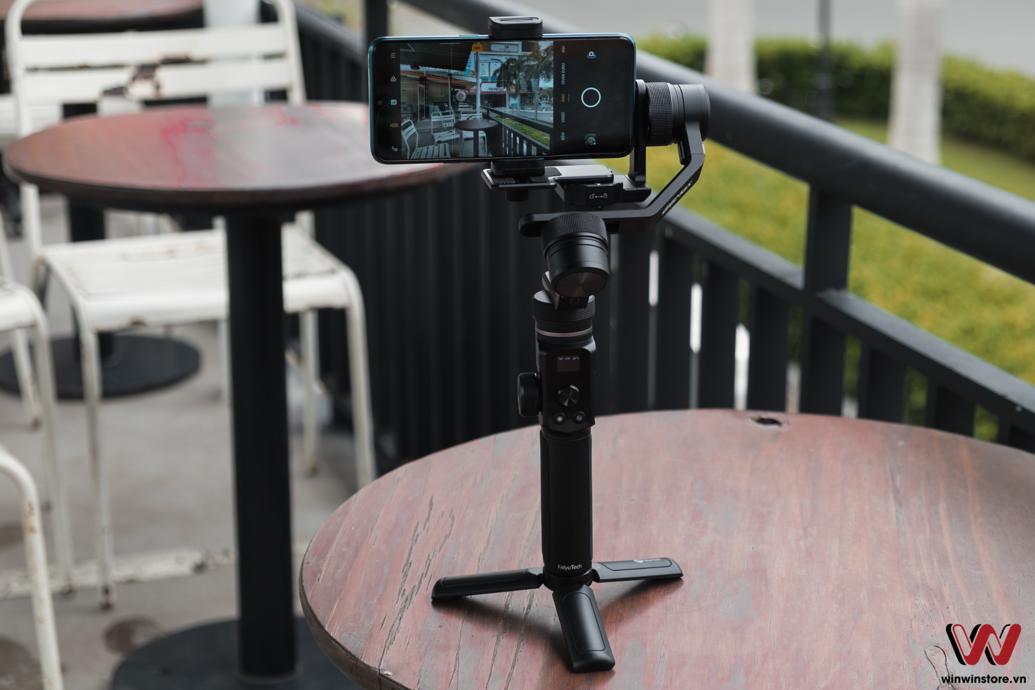 Trên tay gimbal FeiyuTech G6 Max: Nhỏ gọn và đa năng dùng được cho máy ảnh và điện thoại