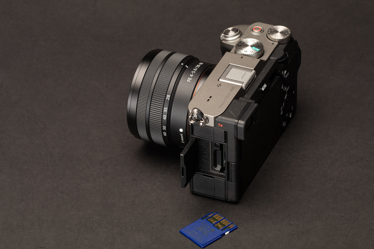 Máy ảnh Sony a7C ra mắt: Cảm biến 24MP, thiết kế gọn nhẹ như dòng A6xxx, cấu hình A7III