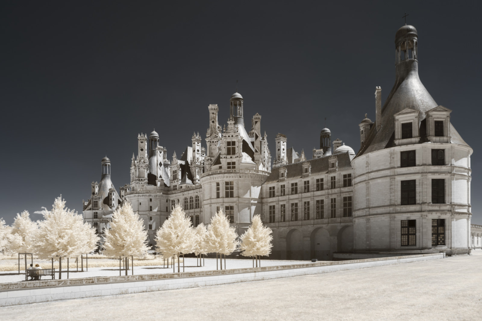 Bộ ảnh cung điện thần tiên tại Loire Valley với kính lọc hồng ngoại từ NAG Pierre-Louis Ferrer