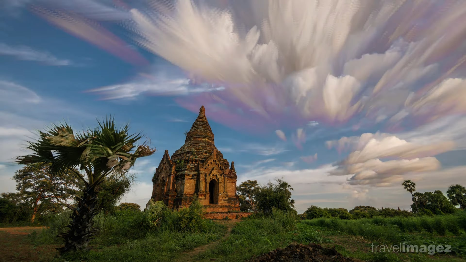 Áp dụng phương pháp Time Blending, nhiếp ảnh gia Martien Janssen đã tạo ra đoạn video timelapse độc đáo, ấn tượng và đầy mê hoặc