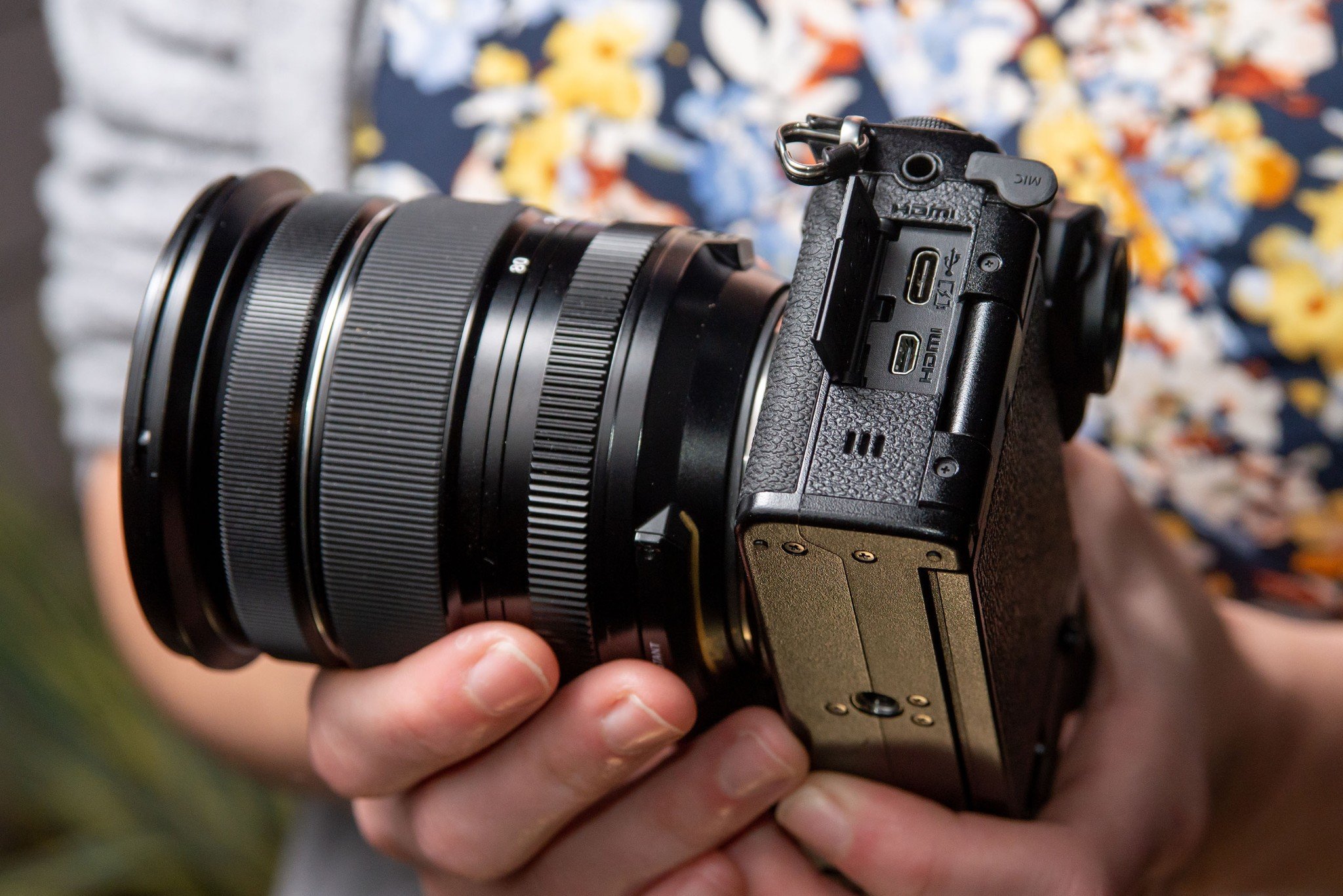 Fujifilm X-S10 ra mắt, cảm biến 26.1MP, chống rung thân máy 6-stop tương đương Fujifilm X-T4