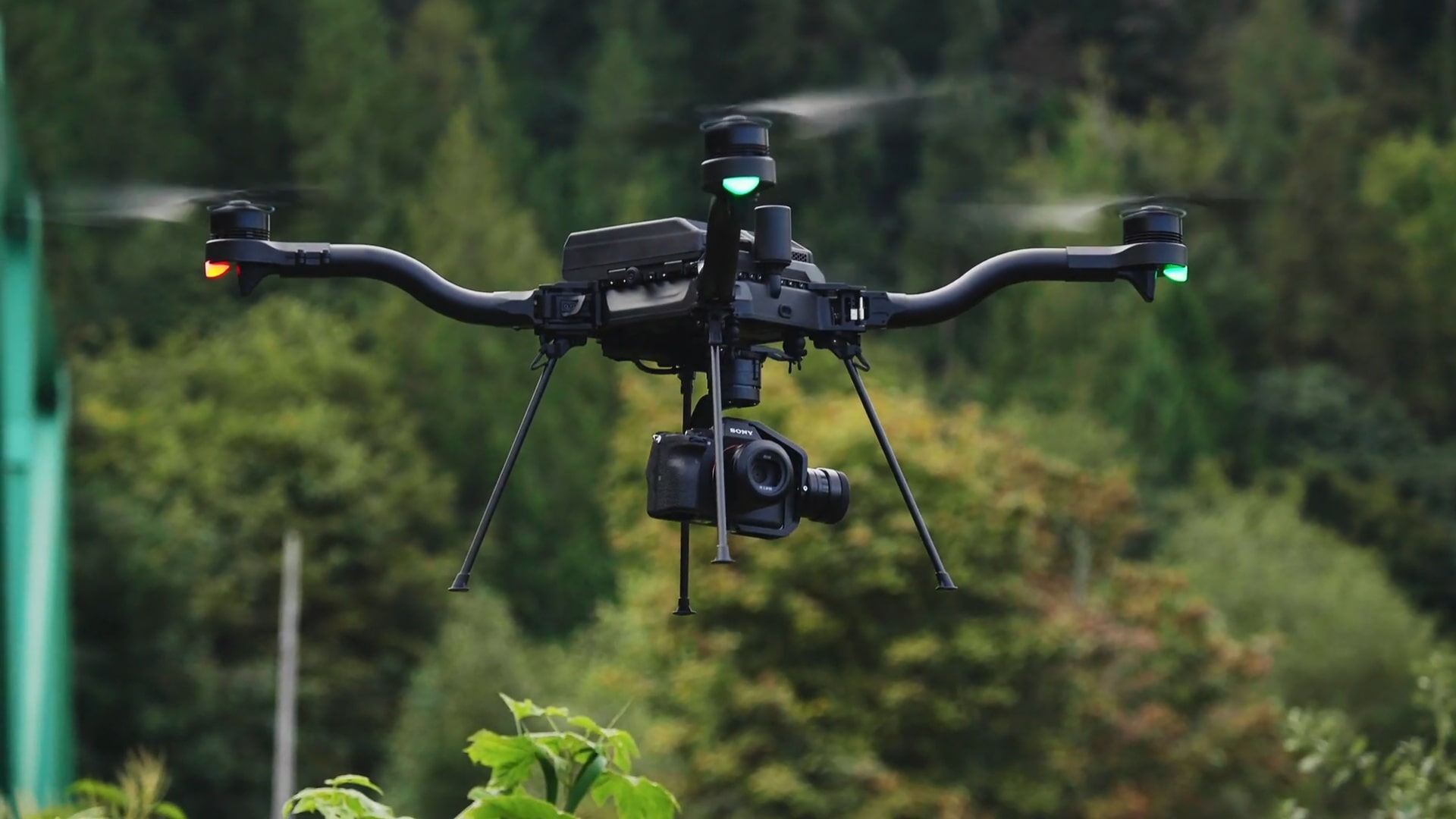 Freely Systems giới thiệu drone Astro 4 cánh quạt có khả năng tải máy ảnh lên tới 1kg