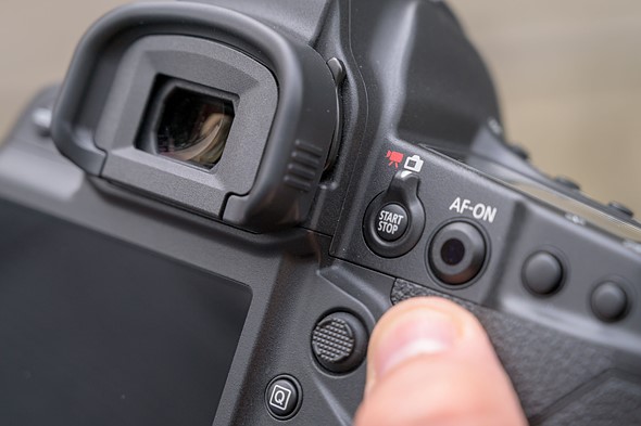 Canon cho biết sẽ có firmware mới khắc phục sự cố khóa máy vào 'đầu tháng 4', cung cấp giải pháp thay thế trong thời gian này.