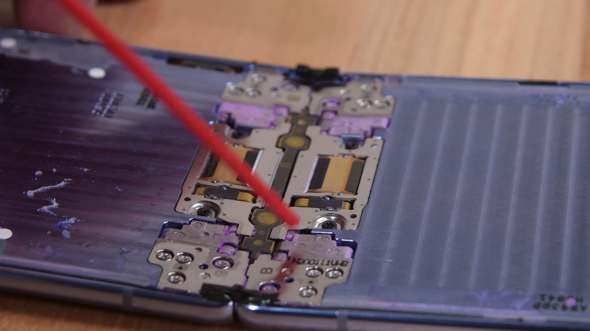 iFixit tiến hành một thử nghiệm nho nhỏ về khả năng kháng bụi của chiếc Galaxy Z Flip.