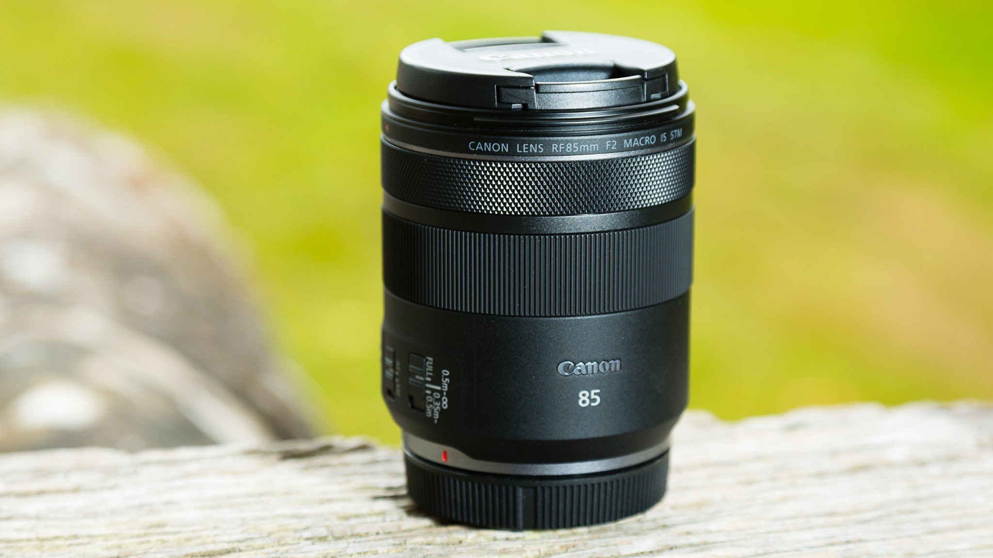 Canon ra mắt RF 85mm F2 Macro IS STM dành cho chân dung và chụp cận cảnh