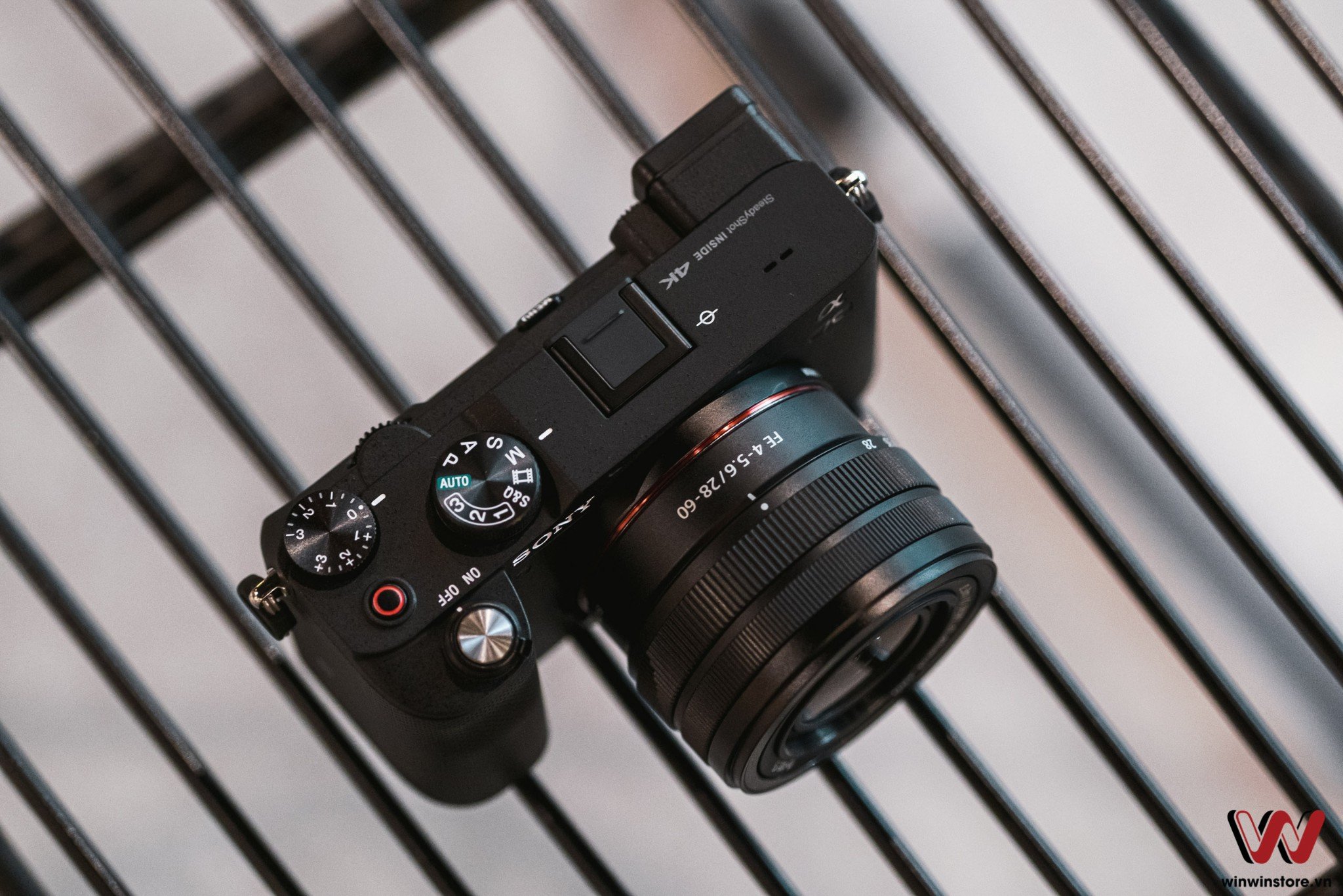 Máy ảnh Sony Alpha A7C (Black) và ống kính FE 28-60mm nhìn từ bên trên