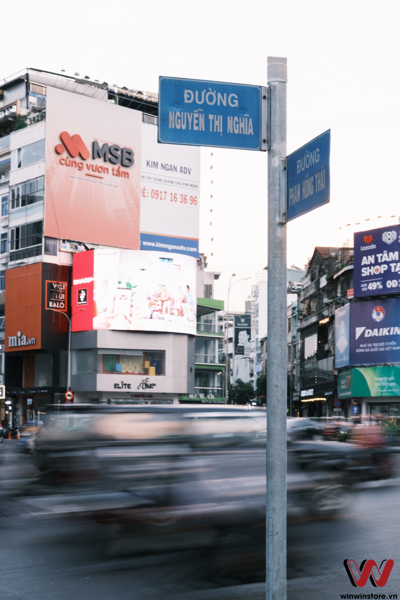 Trên tay Fujifilm X-T4: Màn hình xoay lật với chống rung trong thân máy, những nâng cấp đáng giá