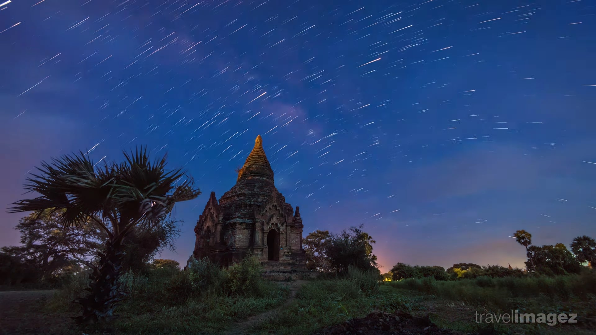 Áp dụng phương pháp Time Blending, nhiếp ảnh gia Martien Janssen đã tạo ra đoạn video timelapse độc đáo, ấn tượng và đầy mê hoặc