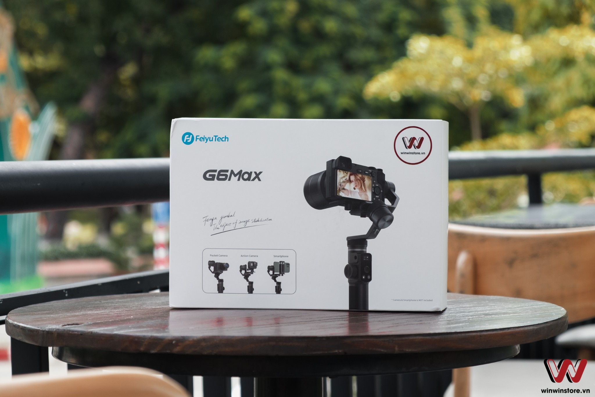 Trên tay gimbal FeiyuTech G6 Max: Nhỏ gọn và đa năng dùng được cho máy ảnh và điện thoại