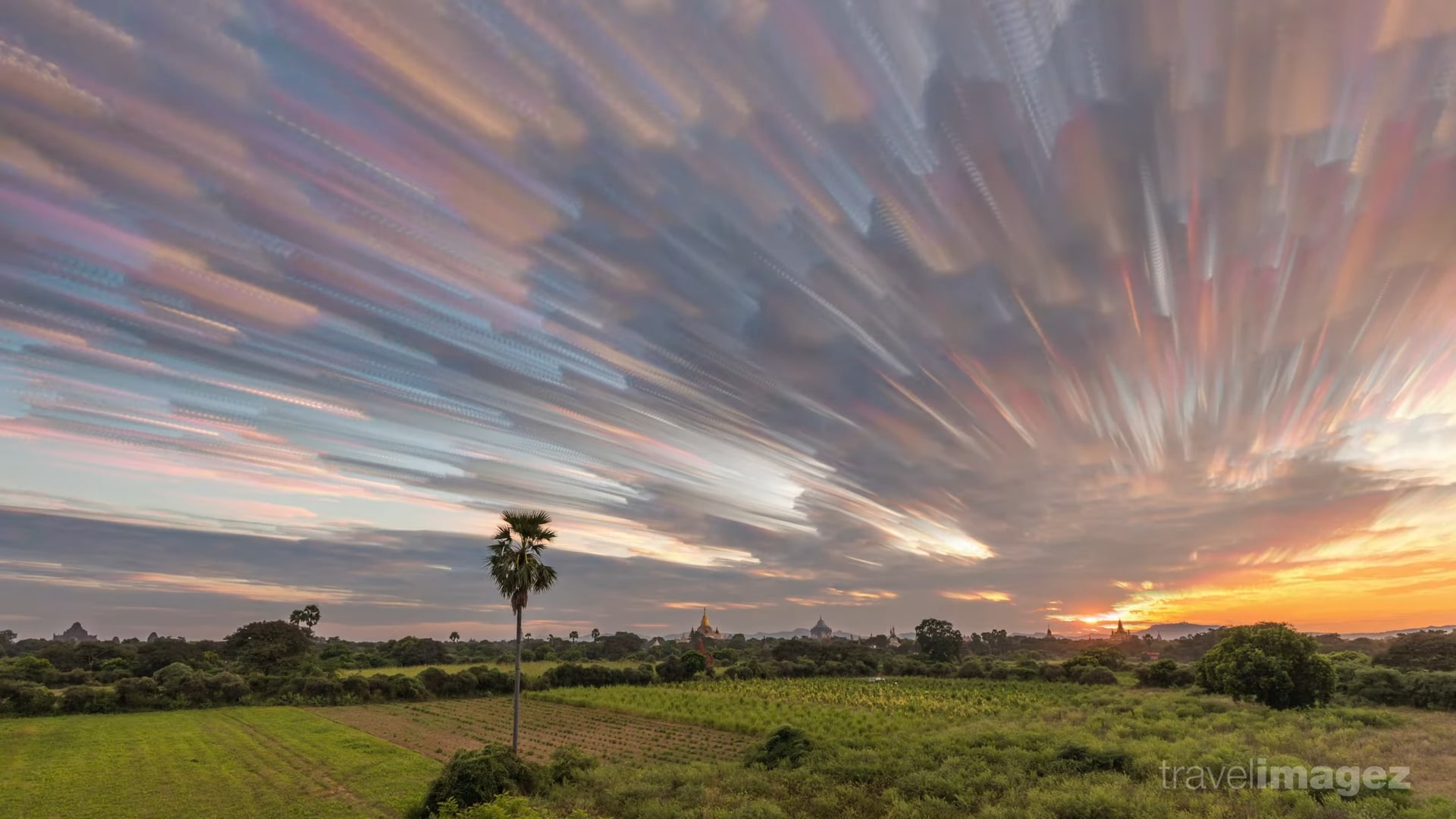 Áp dụng phương pháp Time Blending, nhiếp ảnh gia Martien Janssen đã tạo ra đoạn video timelapse độc đáo, ấn tượng và đầy mê hoặc