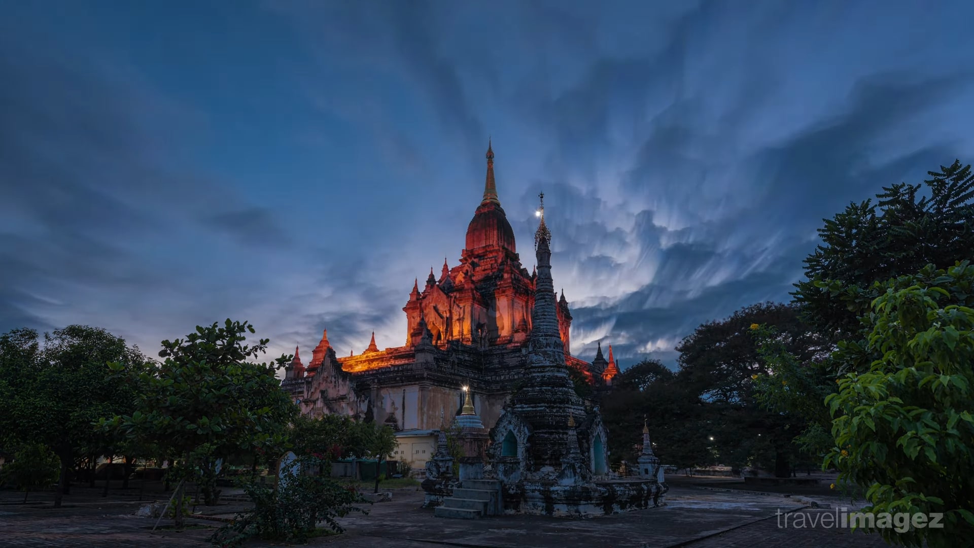 Áp dụng phương pháp Time Blending, nhiếp ảnh gia Martien Janssen đã tạo ra đoạn video timelapse độc đáo, ấn tượng và đầy mê hoặc