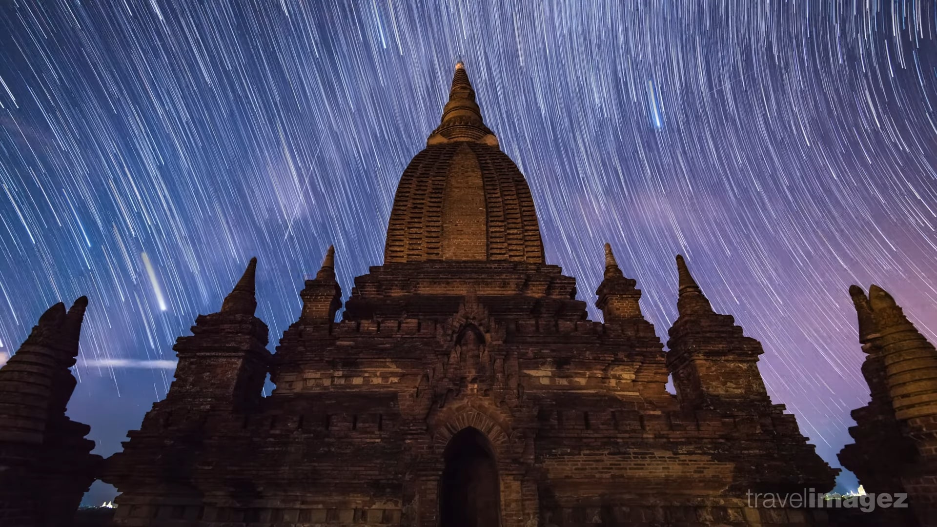 Áp dụng phương pháp Time Blending, nhiếp ảnh gia Martien Janssen đã tạo ra đoạn video timelapse độc đáo, ấn tượng và đầy mê hoặc