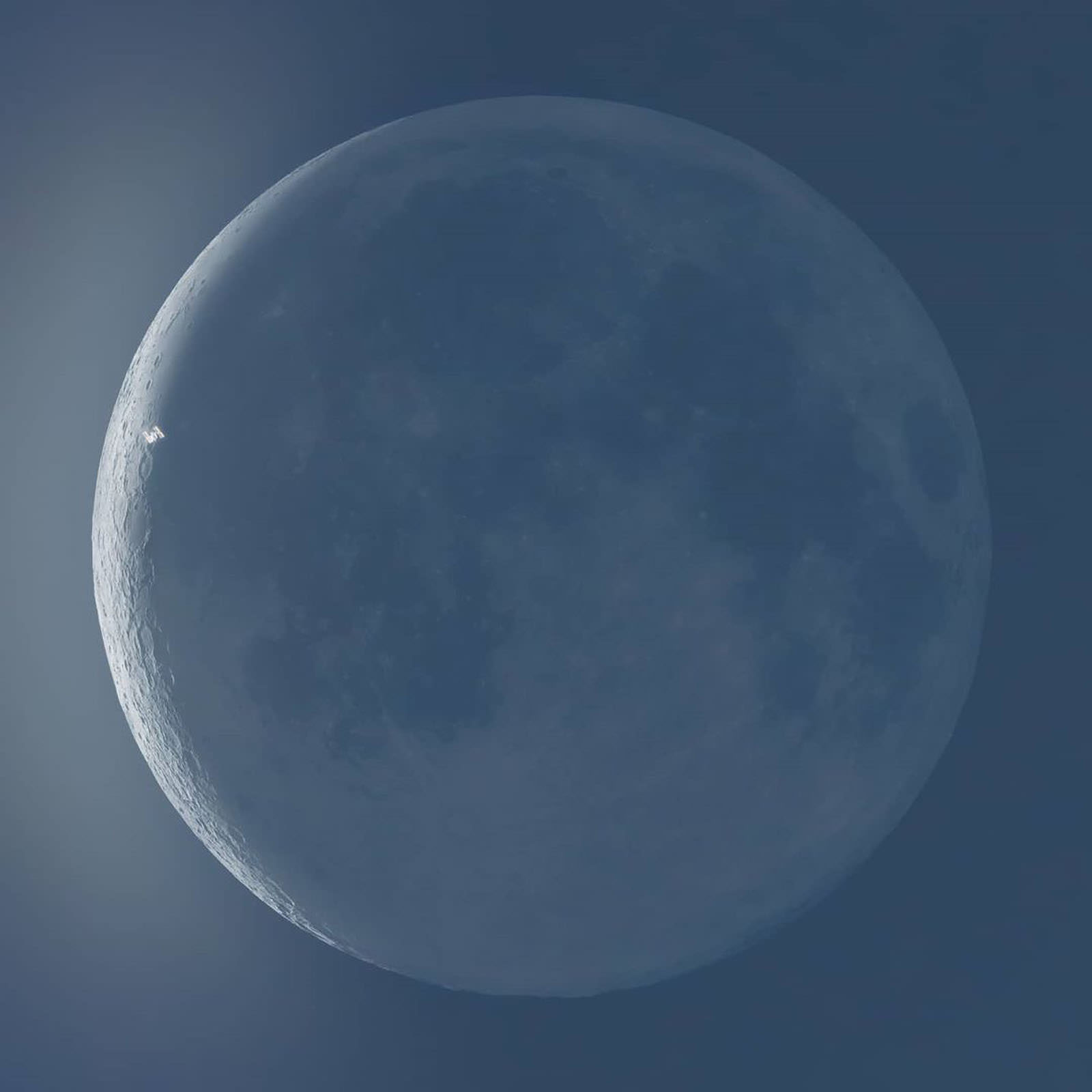 Hình ảnh khoảnh khắc Trạm Không gian Quốc tế bay qua Mặt Trăng và Mặt Trời