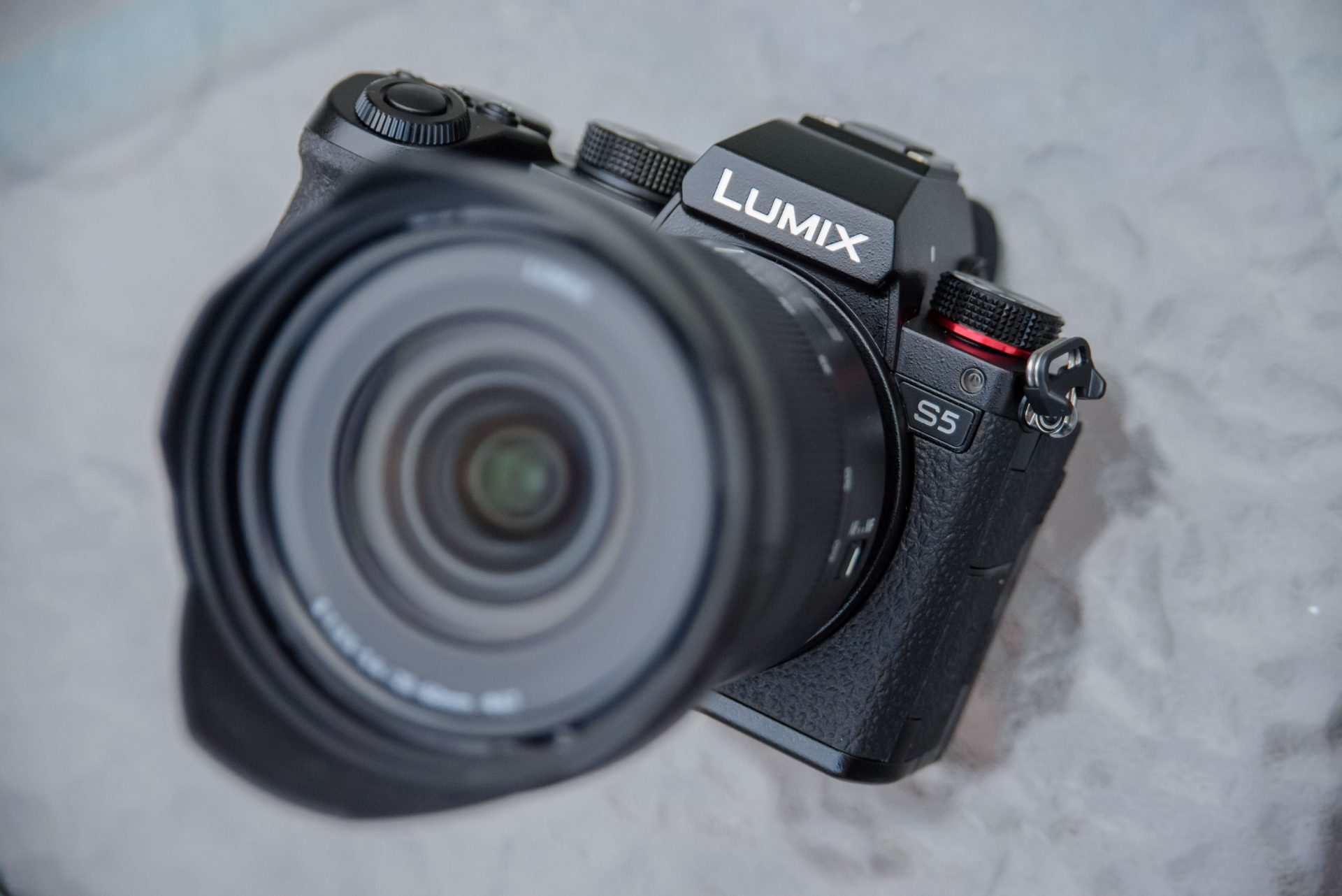 Máy ảnh Panasonic Lumix S5 ra mắt, cảm biến full frame 24MP, chống rung 5 trục, quay 4K60p, giá 2000 USD