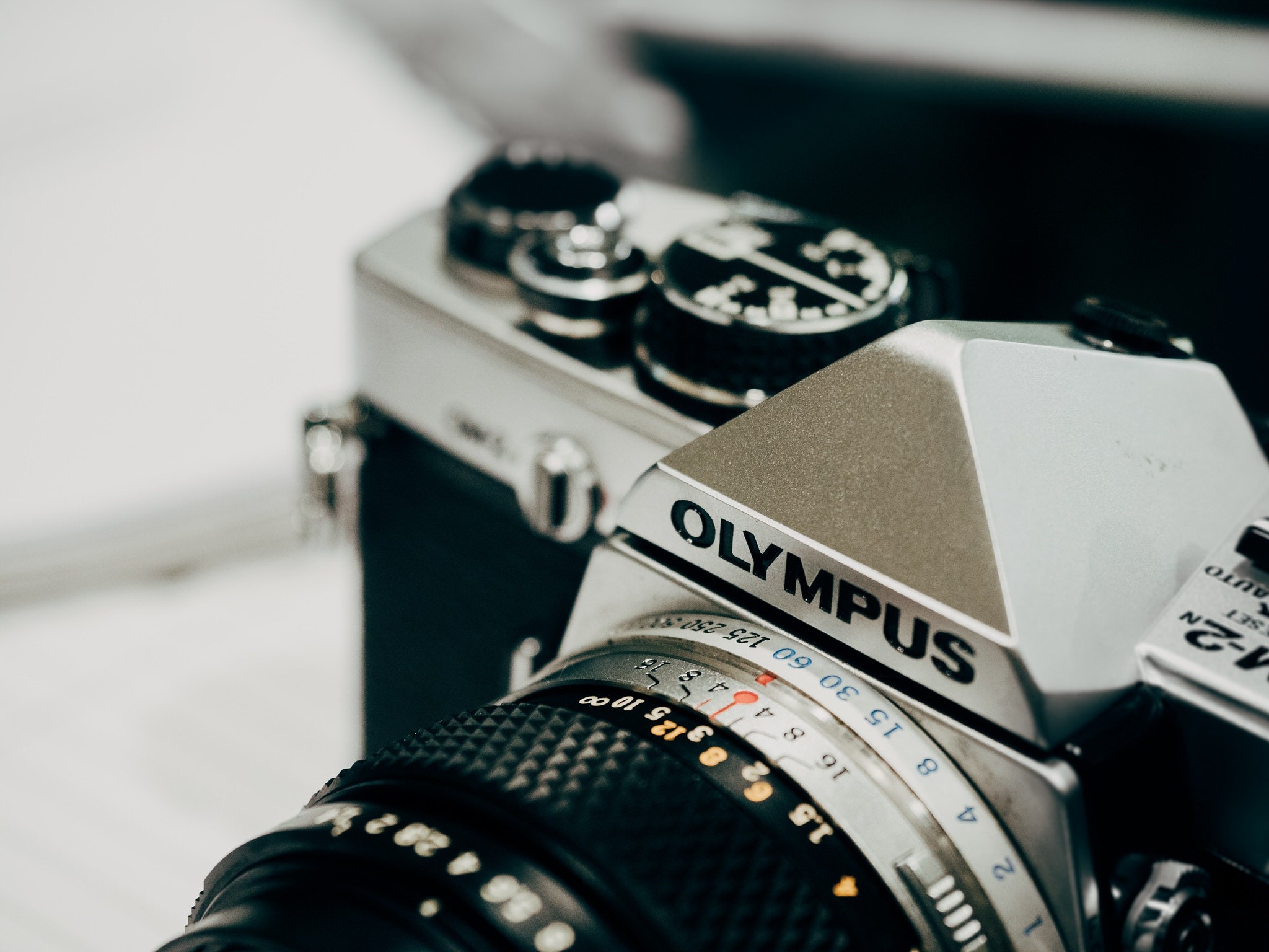 Olympus rút lui khỏi mảng kinh doanh máy ảnh