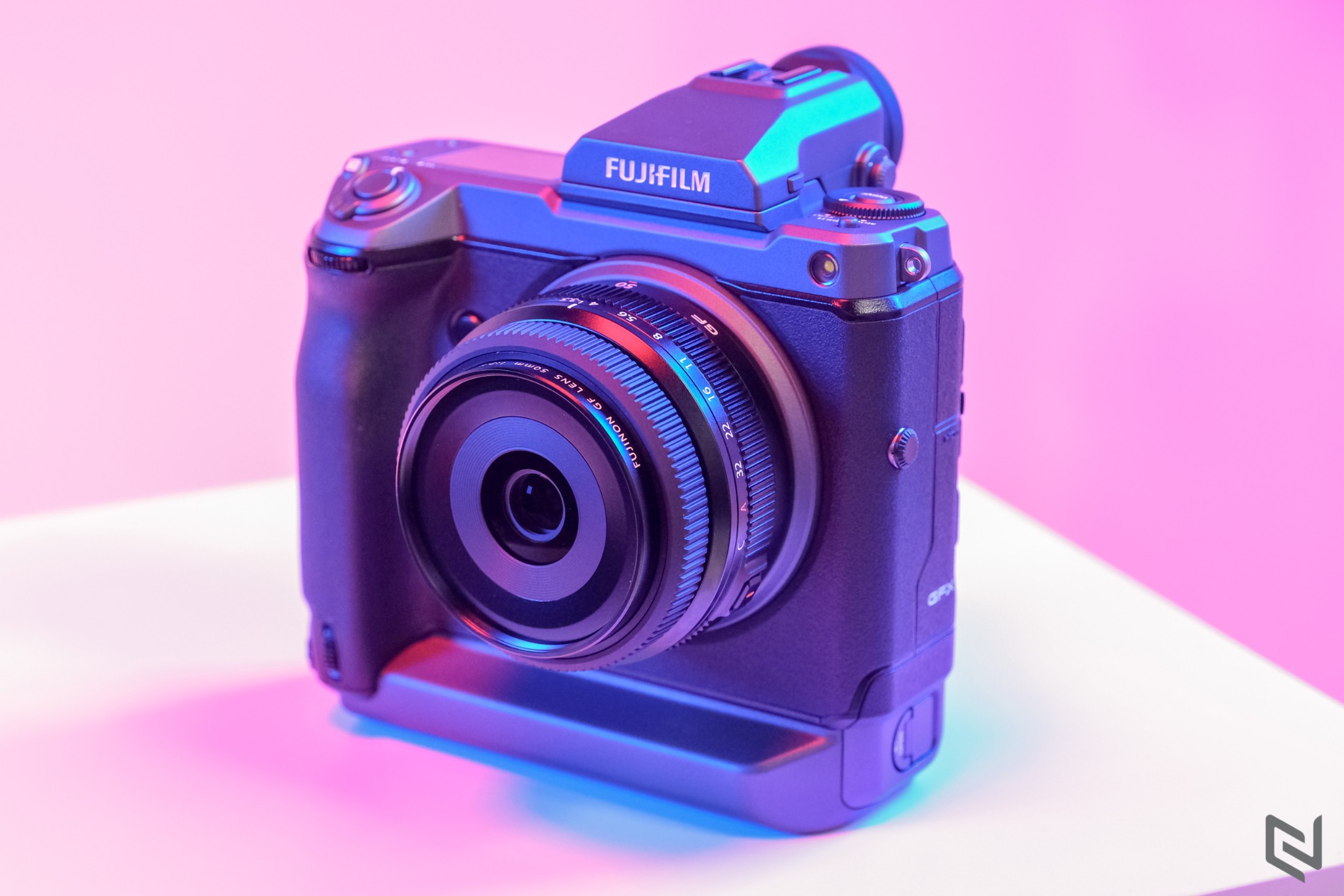 Fujifilm tung cập nhật firmware cho GFX100, thêm khả năng quay video RAW, hỗ trợ gimbal và giả lập màu film