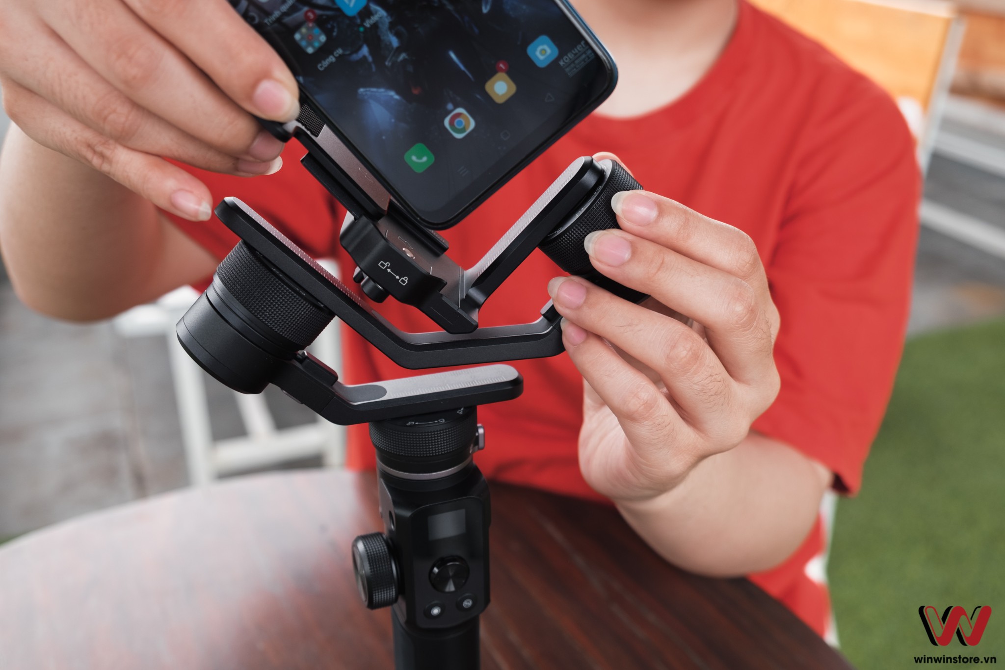 Trên tay gimbal FeiyuTech G6 Max: Nhỏ gọn và đa năng dùng được cho máy ảnh và điện thoại