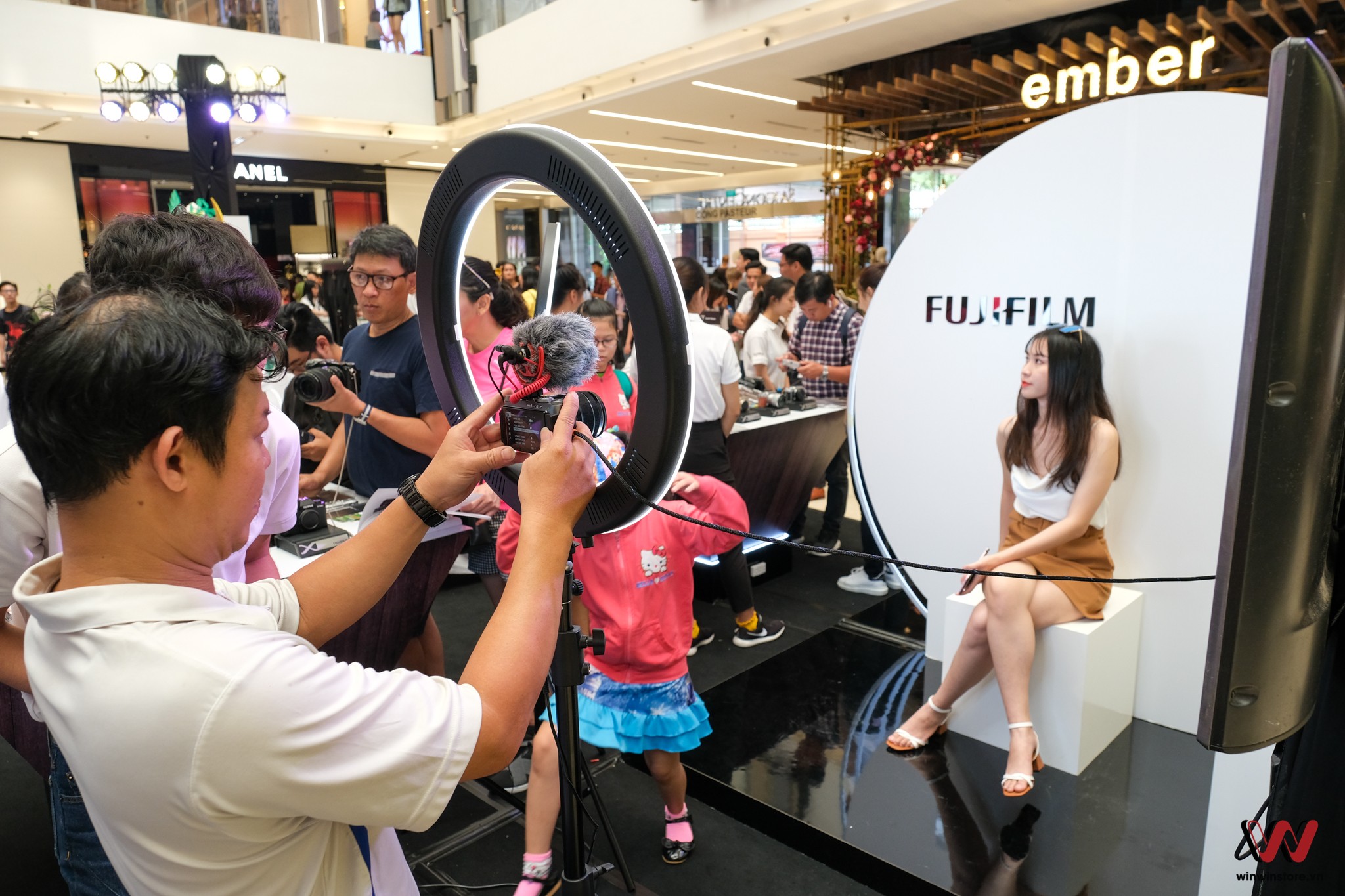 Fujifair 2019: "smart camera" X-A7, Instax mini liplay chính thức