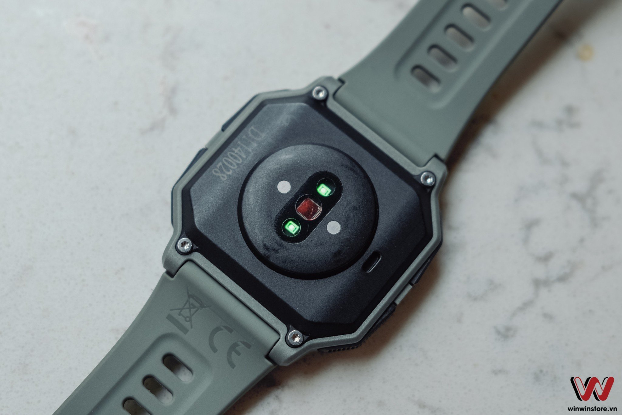 Amazfit Neo có khả năng theo dõi sức khỏe, đo nhịp tim