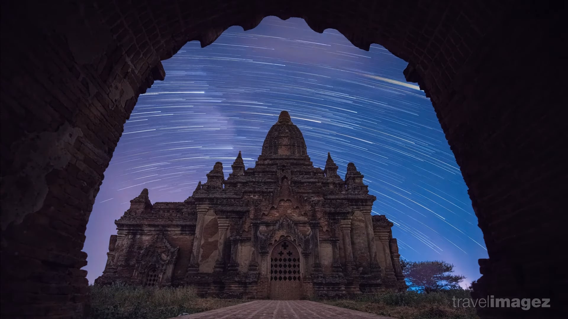 Áp dụng phương pháp Time Blending, nhiếp ảnh gia Martien Janssen đã tạo ra đoạn video timelapse độc đáo, ấn tượng và đầy mê hoặc