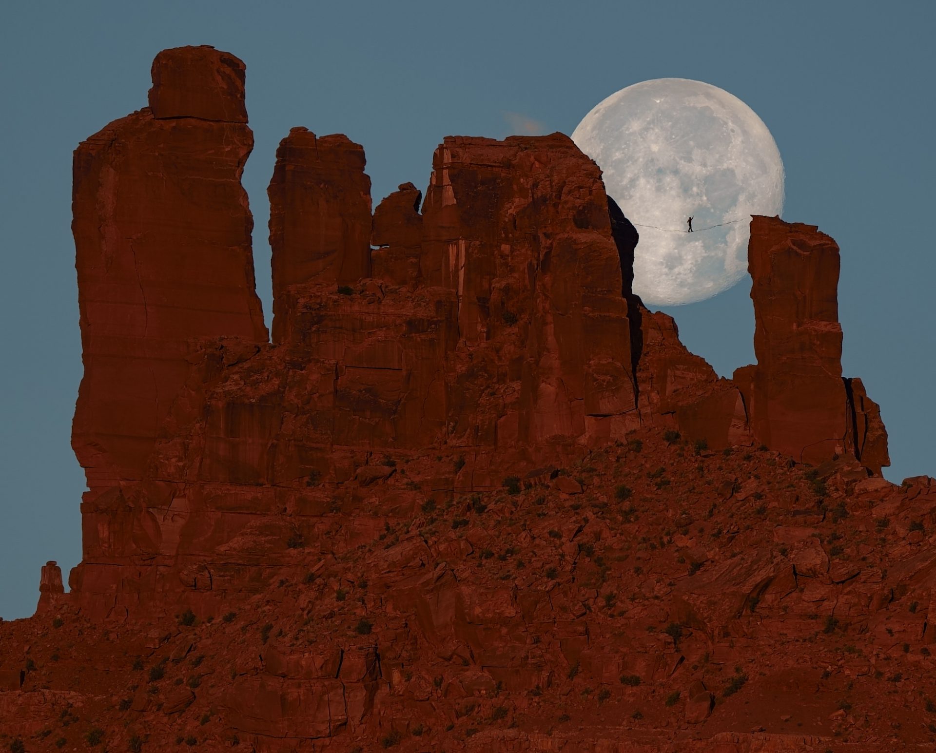 Bộ ảnh đi dây trên cao cùng với Mặt Trăng: “...như có tầm nhìn đêm với a7S III” từ NAG Renan Ozturk