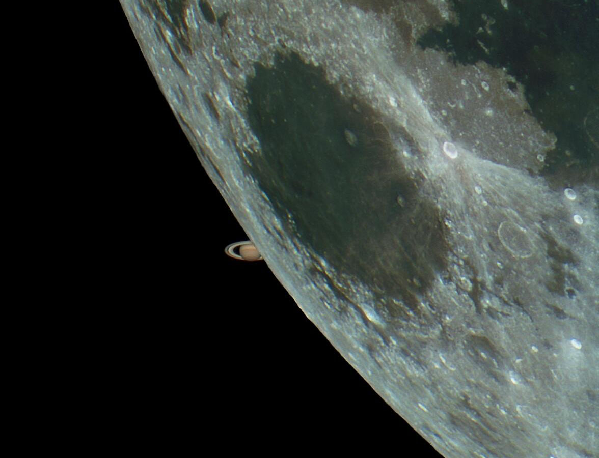 Bức ảnh chụp Sao Thổ lâp ló đằng sau Mặt Trăng thú vị từ NAG Paul Stewart